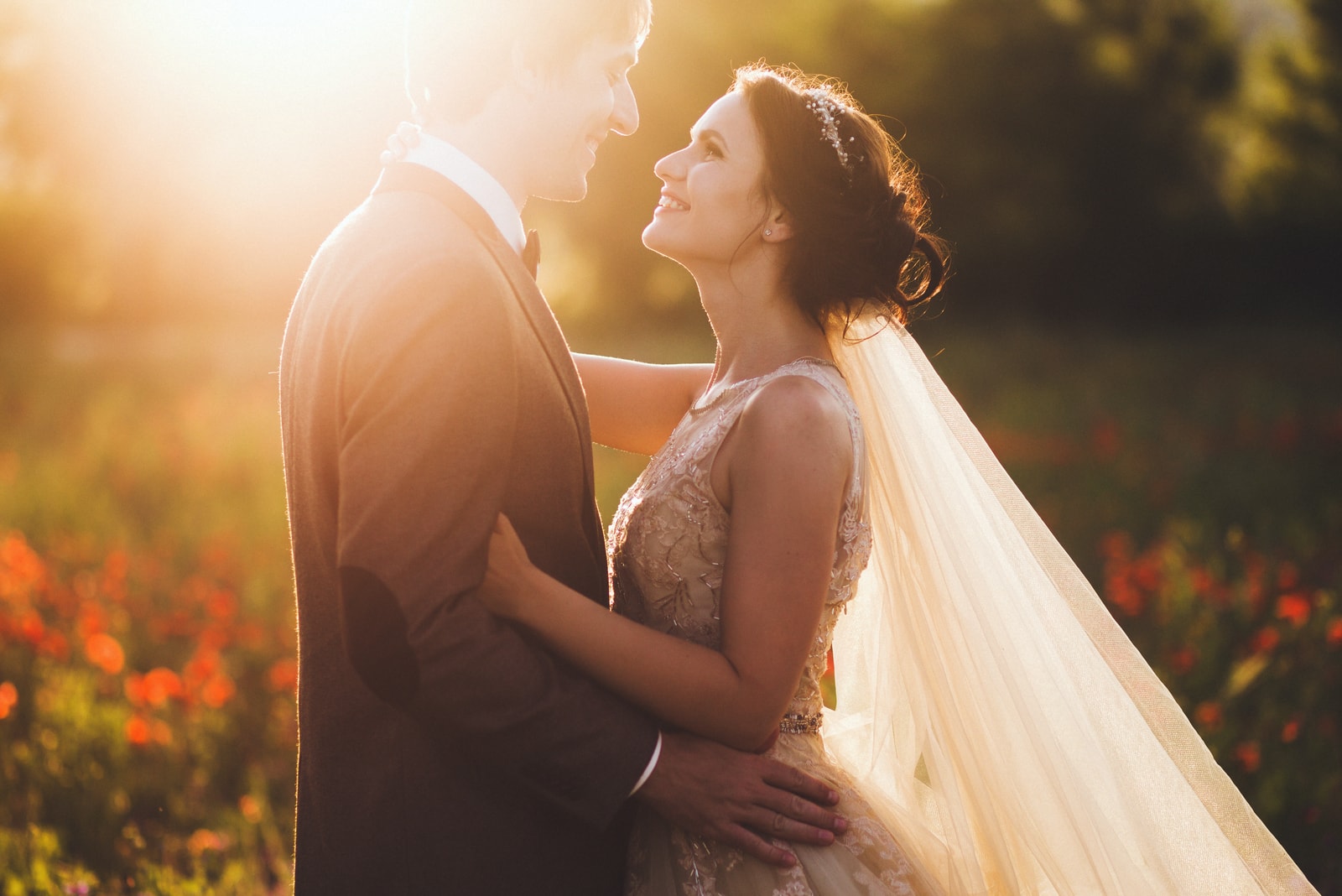 abraço de recém-casados na natureza ao pôr do sol