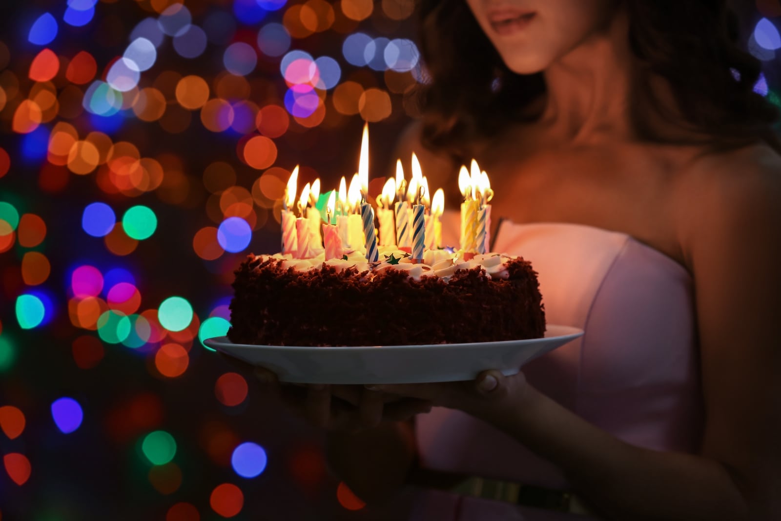 la mujer sostiene el pastel en la mano