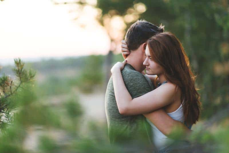 joven pareja abrazándose en la naturaleza