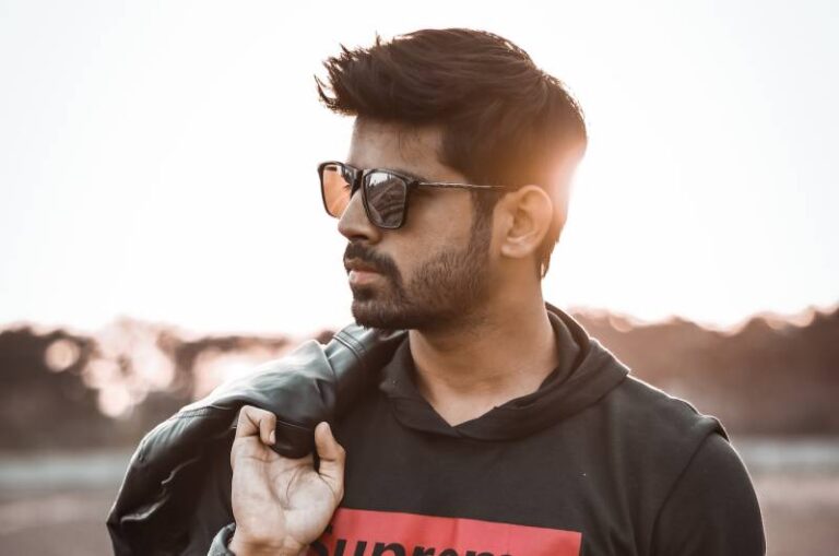 hombre con jersey negro en el exterior