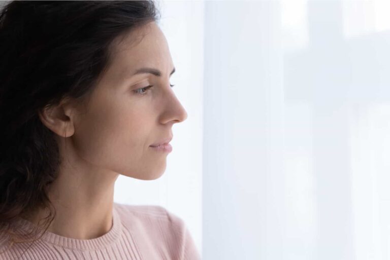 mujer mirando por la ventana
