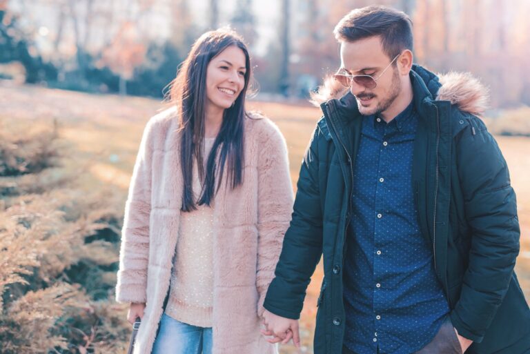 um casal amoroso caminha de mãos dadas