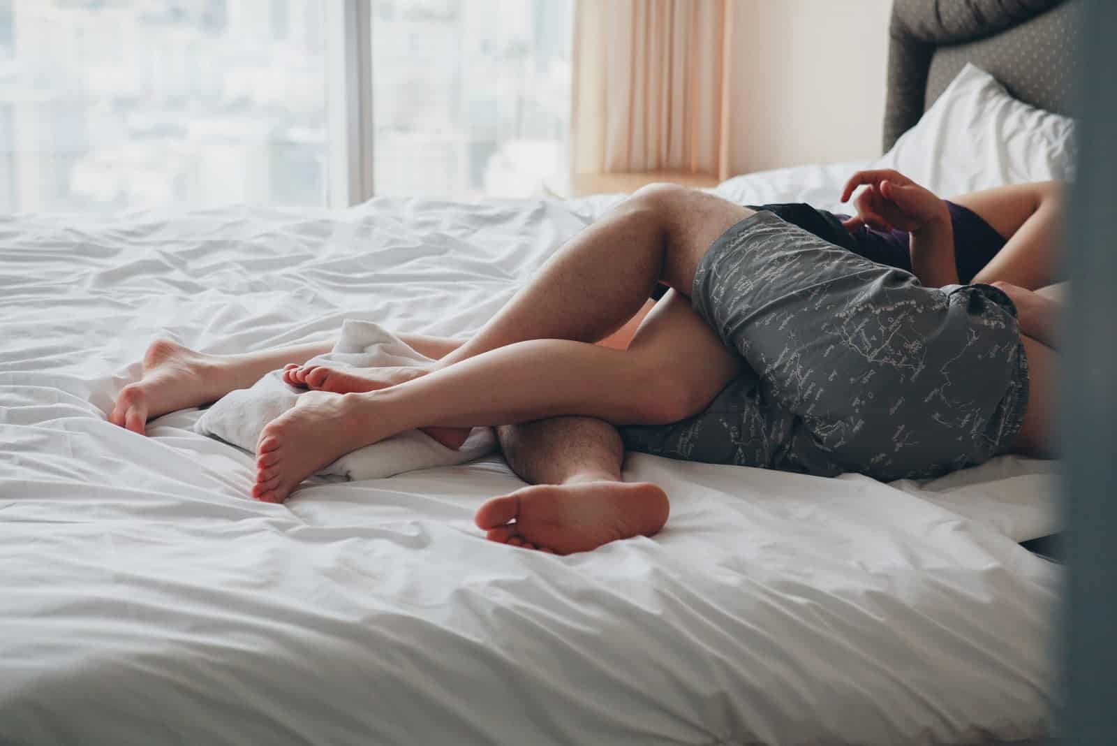 pareja de enamorados tumbados en la cama