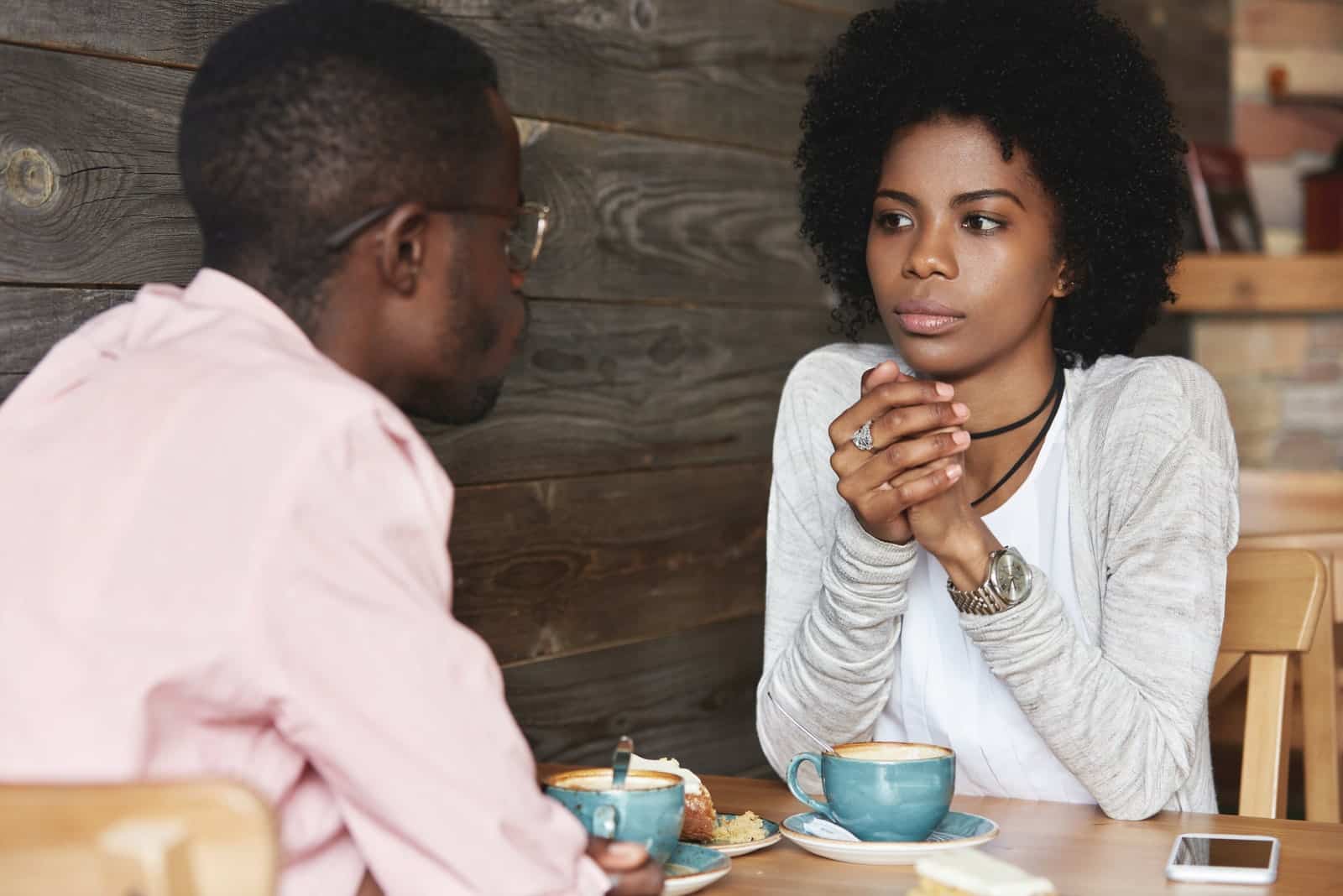 amici al bar che conversano seriamente