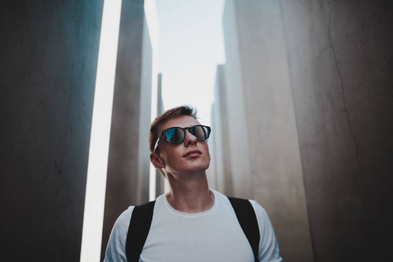 retrato de un hombre delante de un edificio