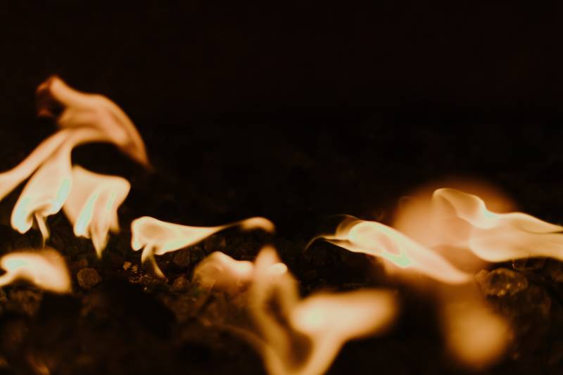 foto con messa a fuoco selettiva di un incendio notturno