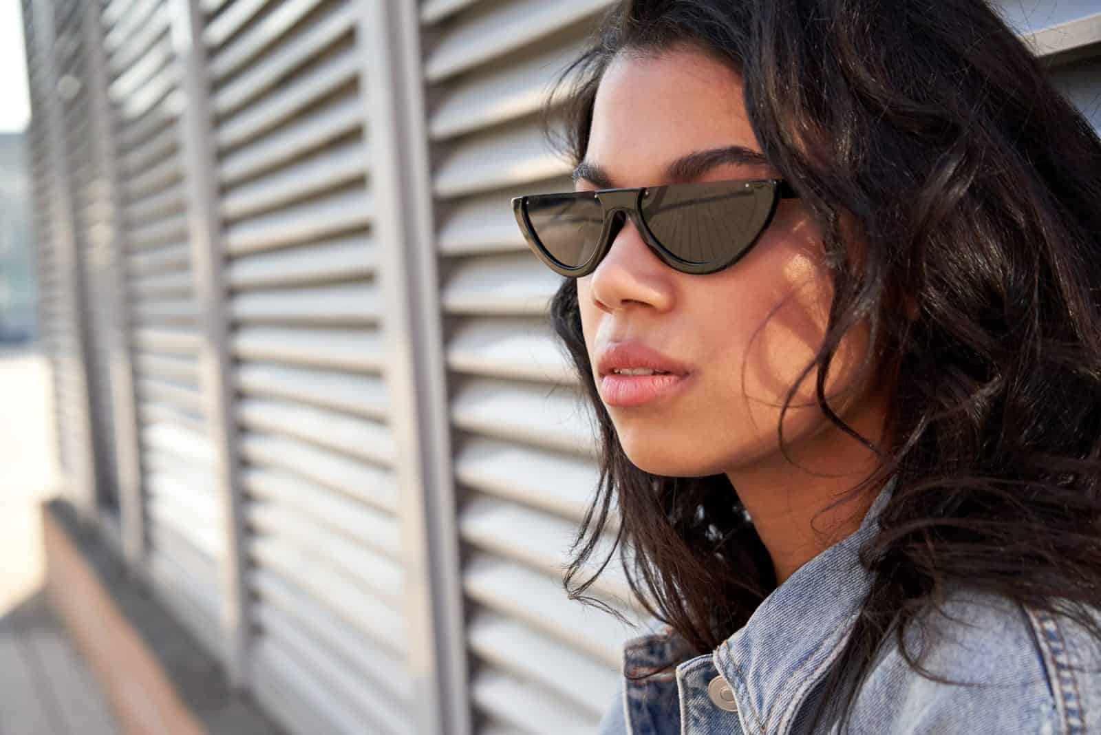 mujer con elegantes gafas de sol