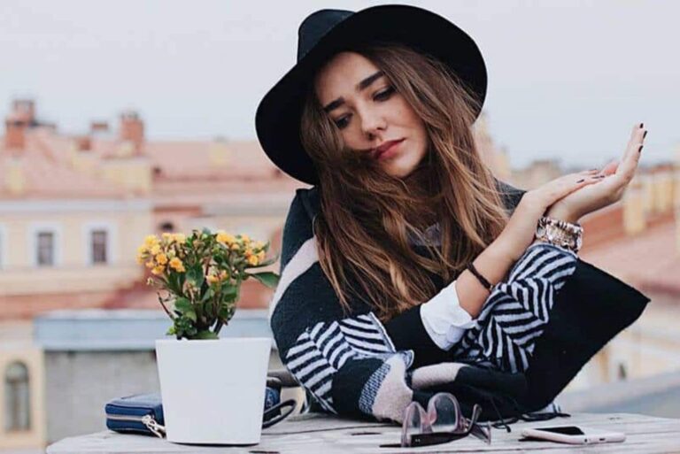 una donna immaginaria con un cappello nero è seduta