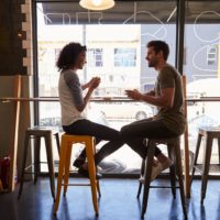 pareja sentada en un café hablando