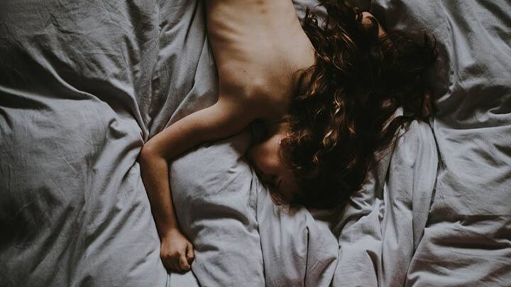 7 Benefici del dormire nudi