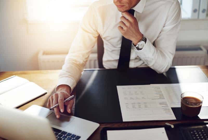 uomo d'affari che scrive su un computer portatile in ufficio