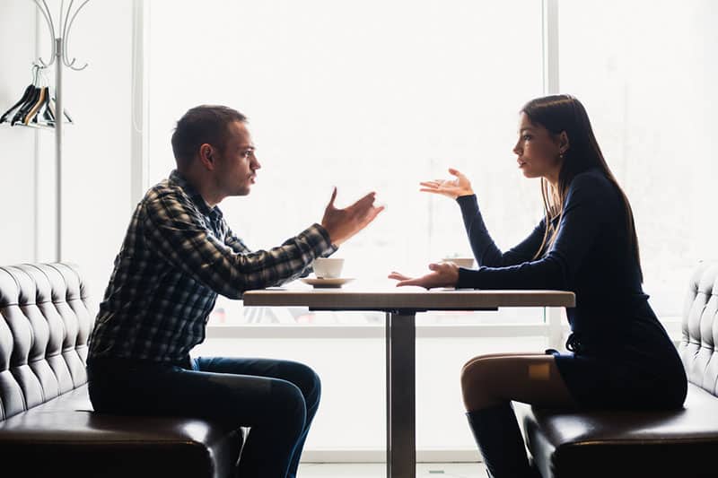 pareja discutiendo en un cafe