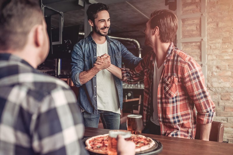 happy men reúne-se na pizzaria