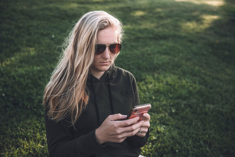 mujer rubia seria mensajes de texto