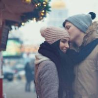 Um jovem casal encantador no mercado de Natal