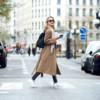 uma mulher caminha pela rua