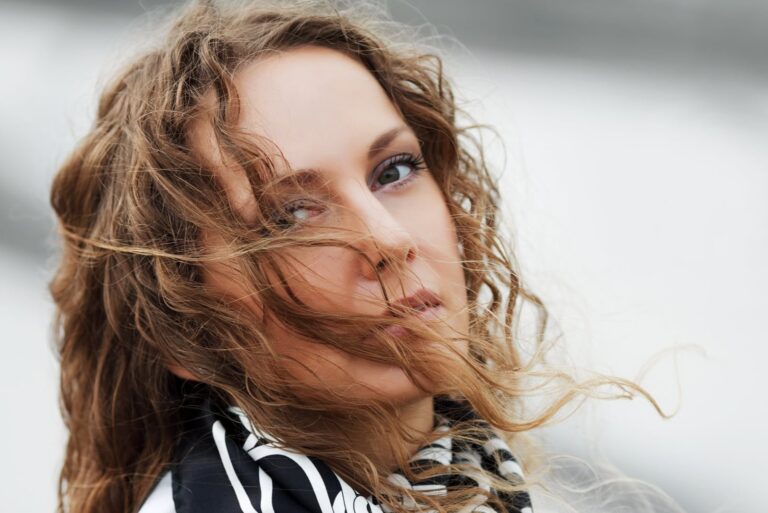 mujer seria con pelo rizado posando
