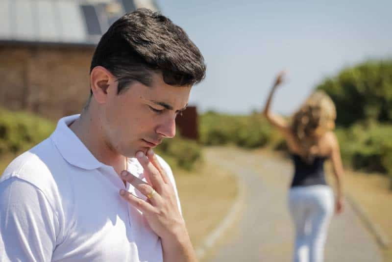 mujer enfadada dejando fuera a su hombre preocupado