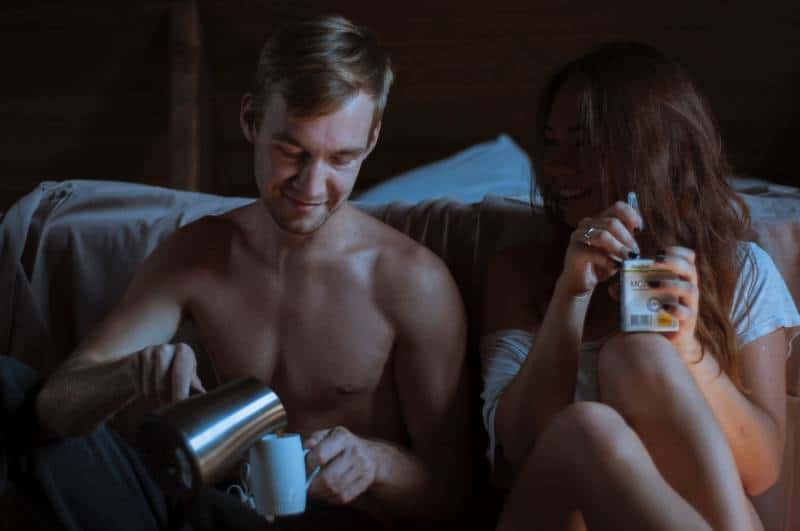coppia che beve caffè di notte