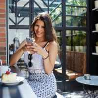 mujer guapa sentada en un café