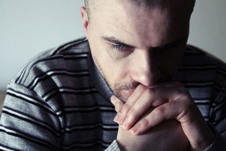 uomo triste in una mente profonda