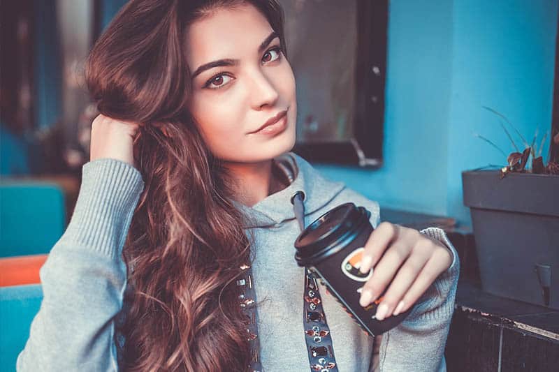 mujer atractiva jugando con el pelo