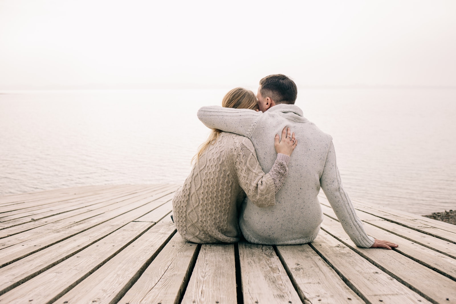 pareja abrazándose en un muelle