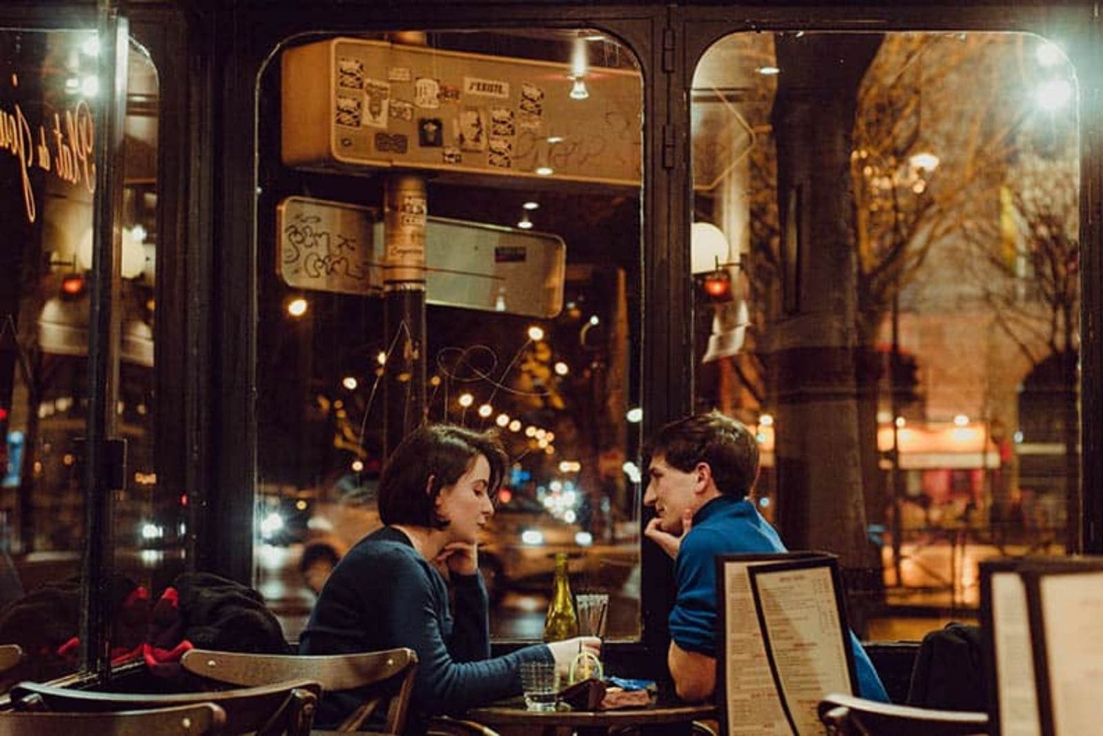 pareja hablando en un café