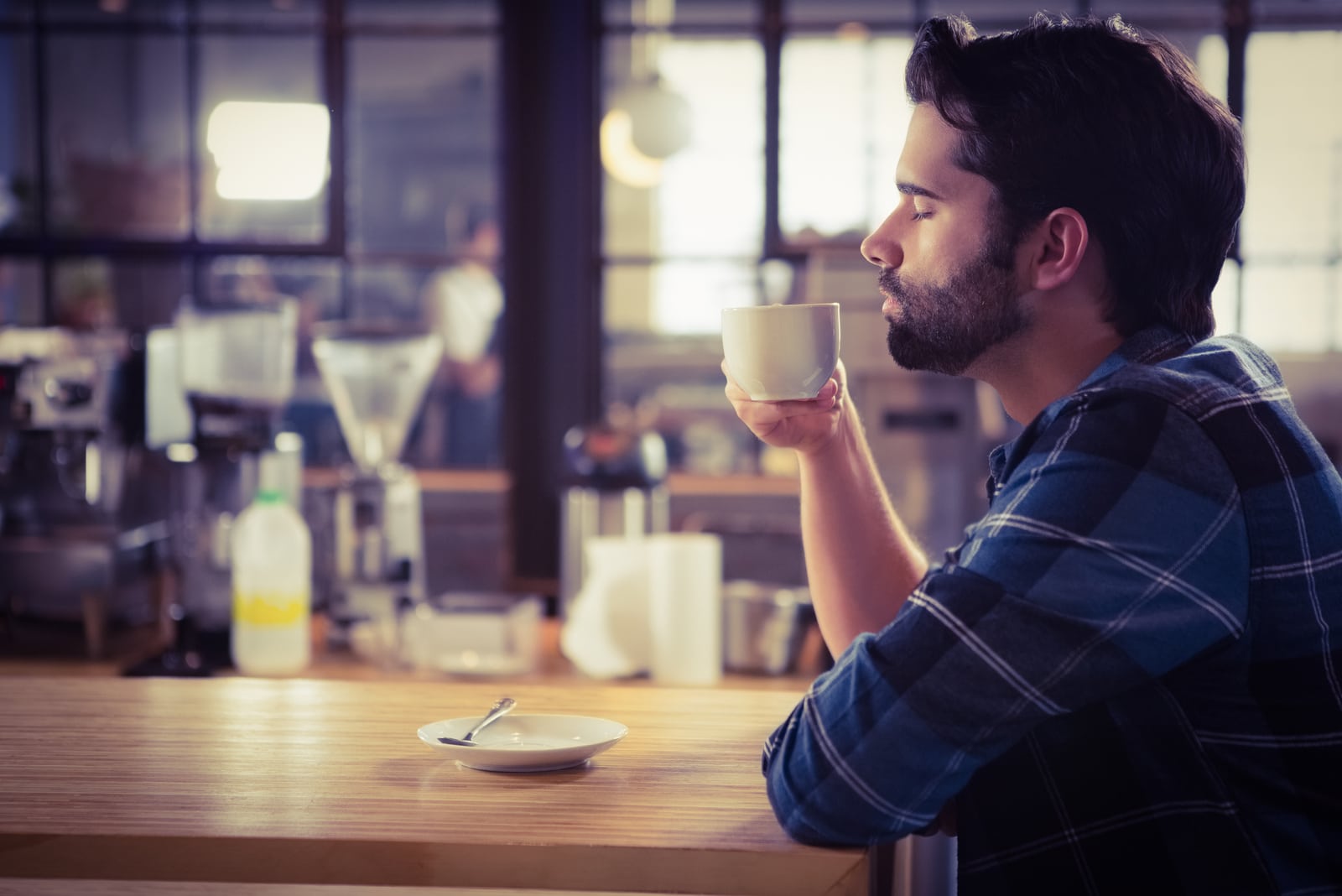 uomo seduto da solo a bere caffè