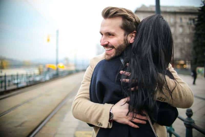 foto de um homem a abraçar uma mulher