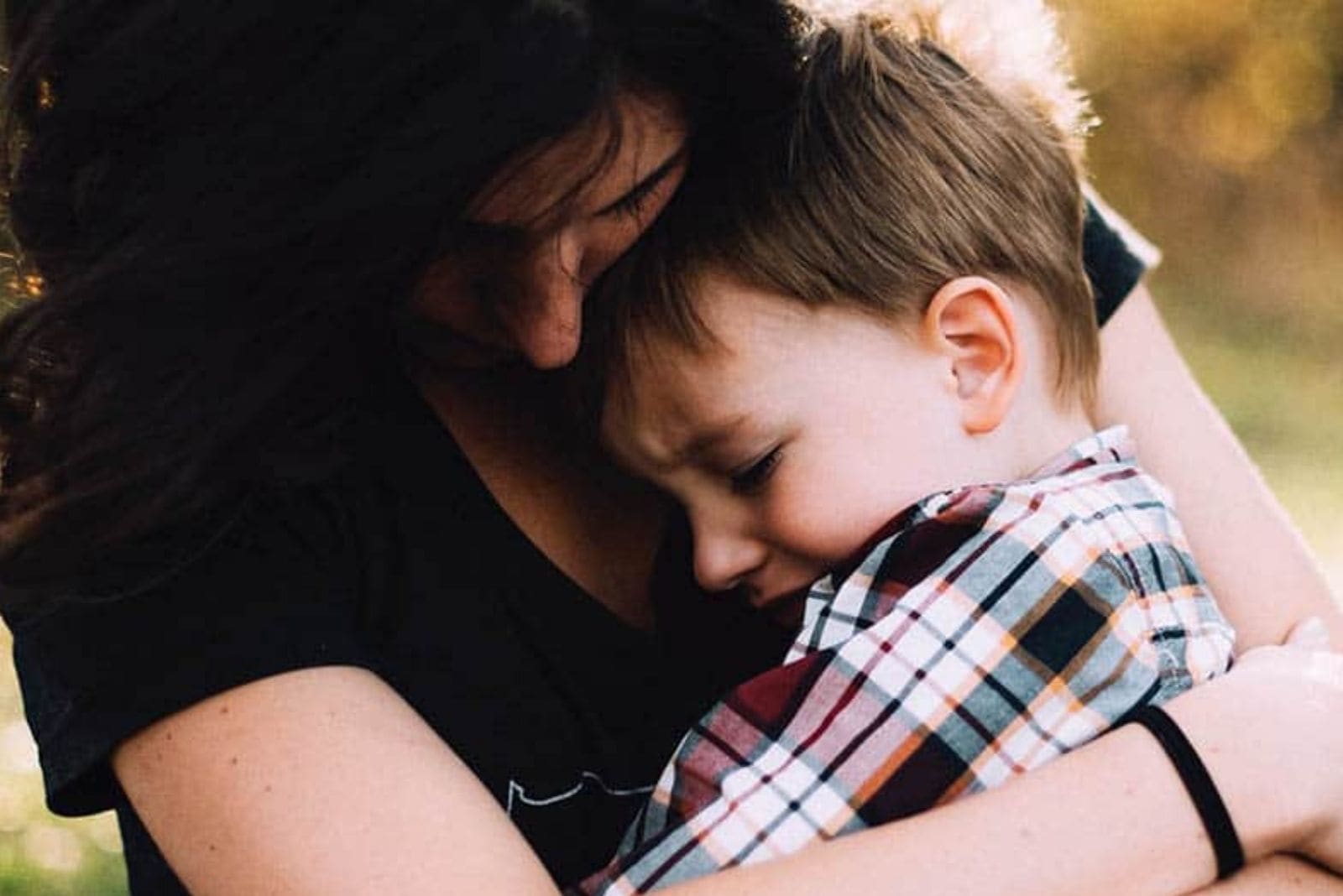 mujer abrazando a su hijo pequeño