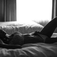 donna in biancheria intima sdraiata sul letto