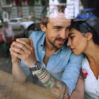 casal a descansar num café