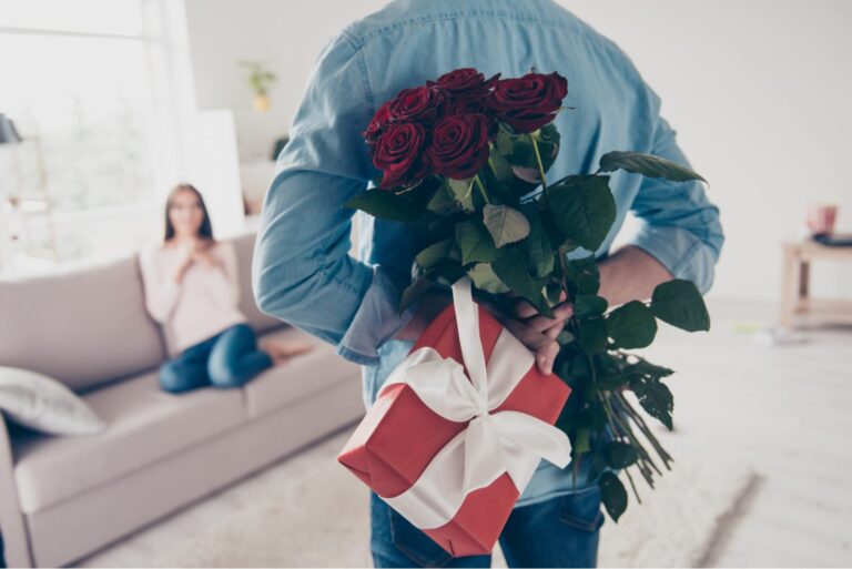 homem surpreende mulher com flores e prenda