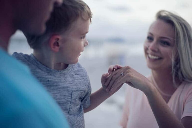 la mujer coge la mano del niño y se ríe