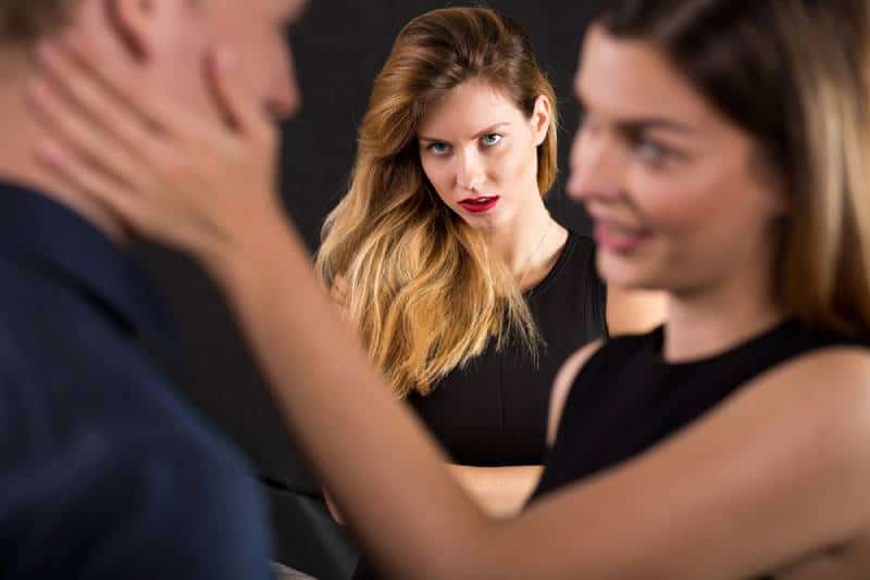 Foto del hombre engañando a una mujer celosa