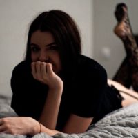 donna sexy sdraiata sul letto