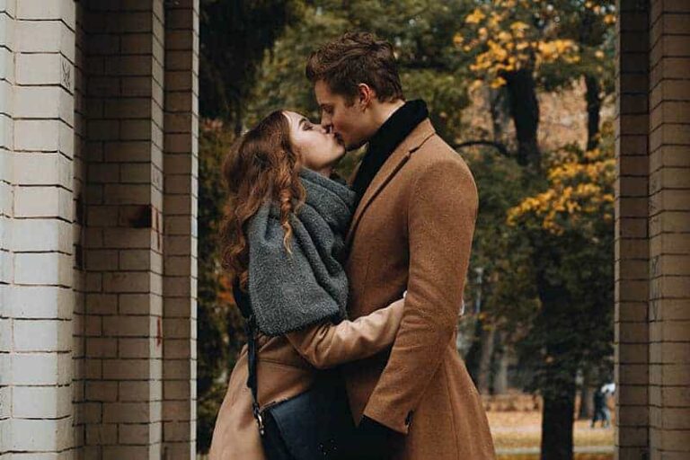 pareja besandose al aire libre