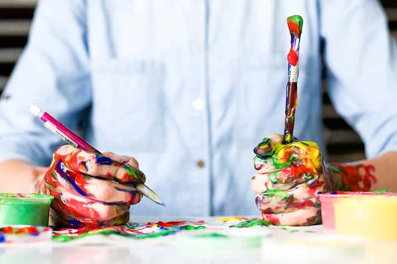 un artista che dipinge con i colori