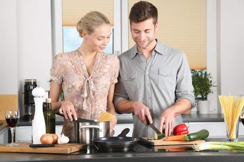 coppia che cucina insieme in cucina