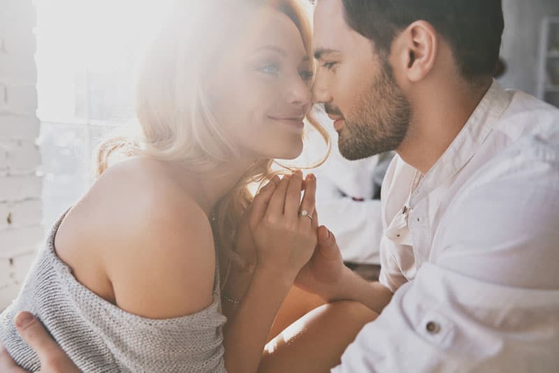 casal feliz a acariciar-se e a olhar um para o outro