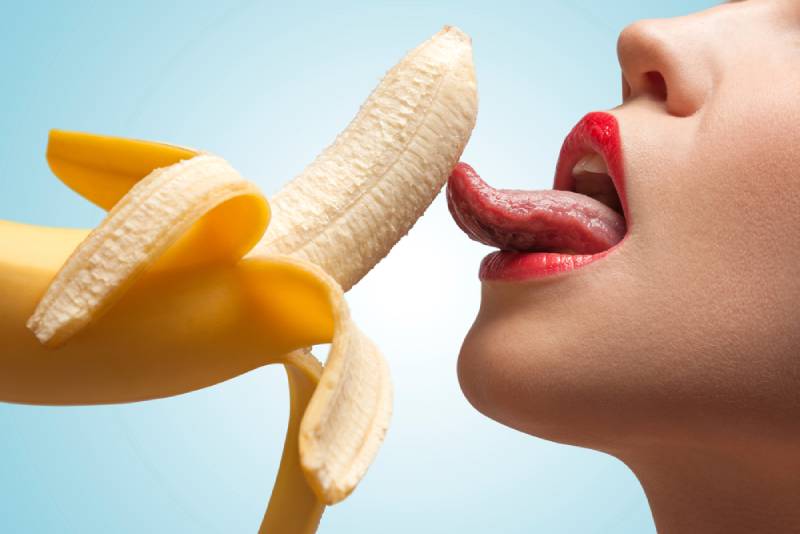 ragazza calda che lecca una banana