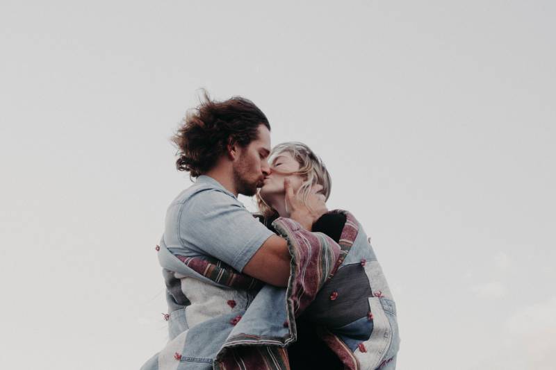 hombre y mujer besandose al aire libre