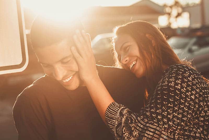 8 cose che potete fare per far sì che il vostro uomo si affezioni di più a voi