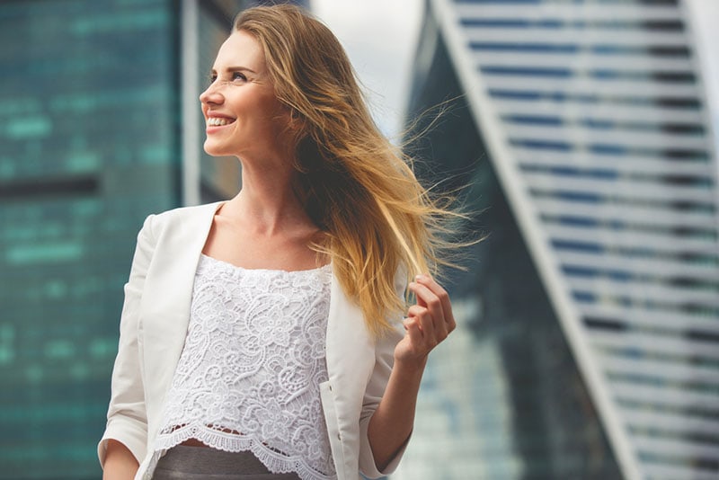 mujer sonriente al viento