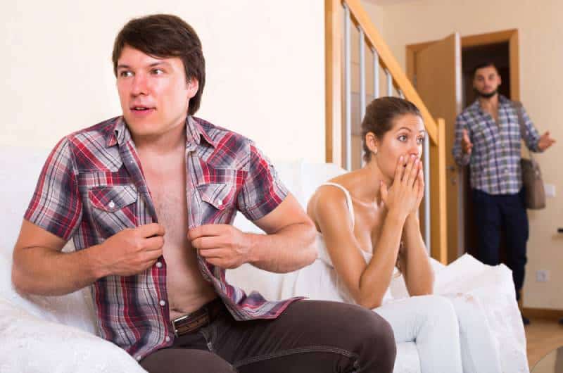 woman caught while cheating her spouse