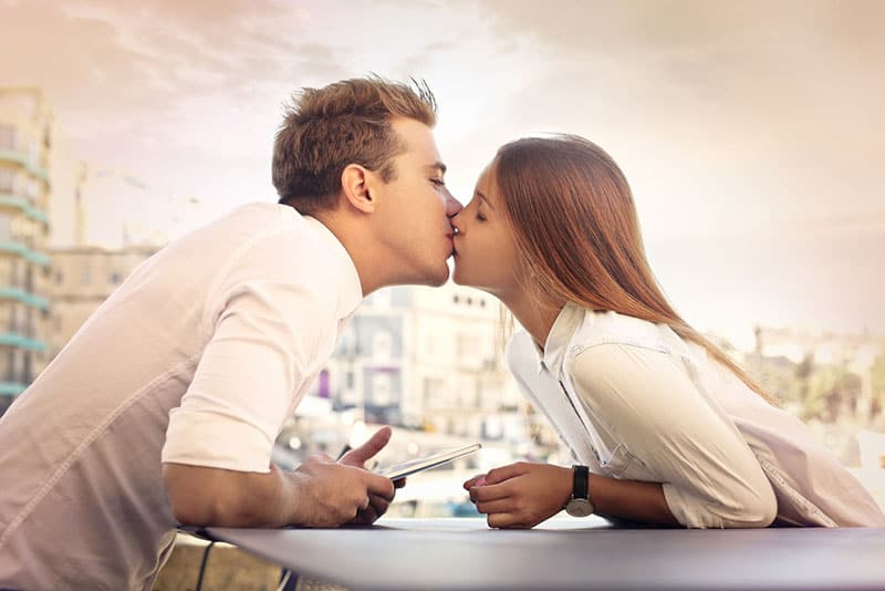 joven pareja besandose al aire libre