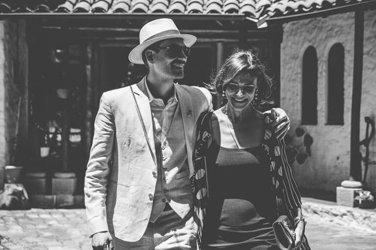 um casal feliz à moda antiga