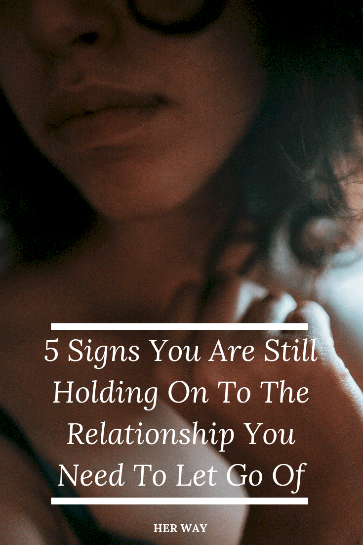 5 segni che siete ancora aggrappati a una relazione che dovete lasciare andare