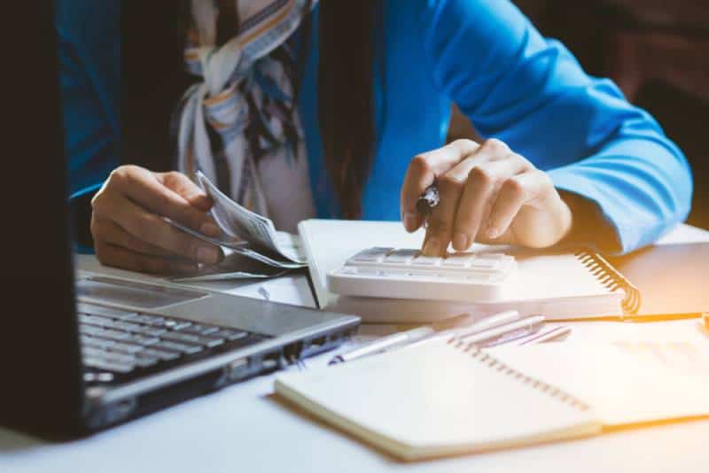 Mujer de negocios trabajando en oficina con intención divertida y feliz.